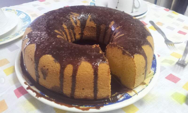 Bolo de cenoura com fubá e cobertura de chocolate