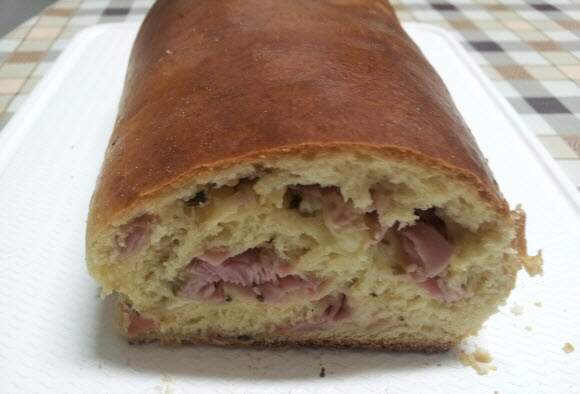 Pão de mandioca recheado com presunto e queijo