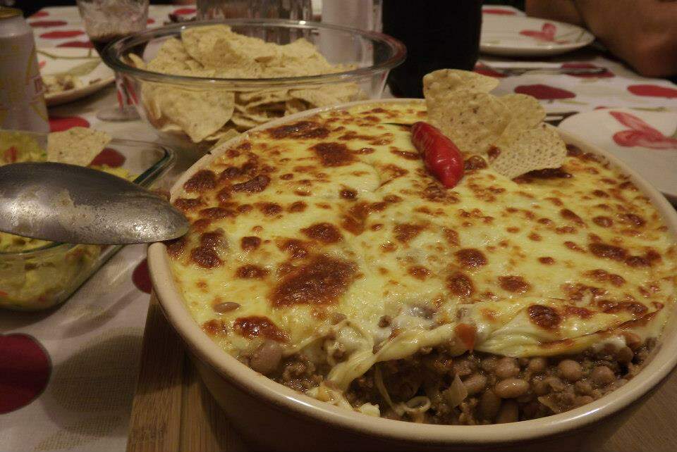 Nachos recheados com carne, feijão e queijo