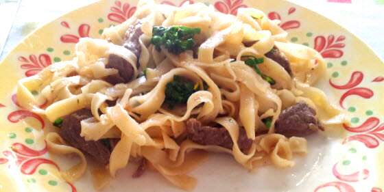 Macarrão na manteiga com carne e brócolis