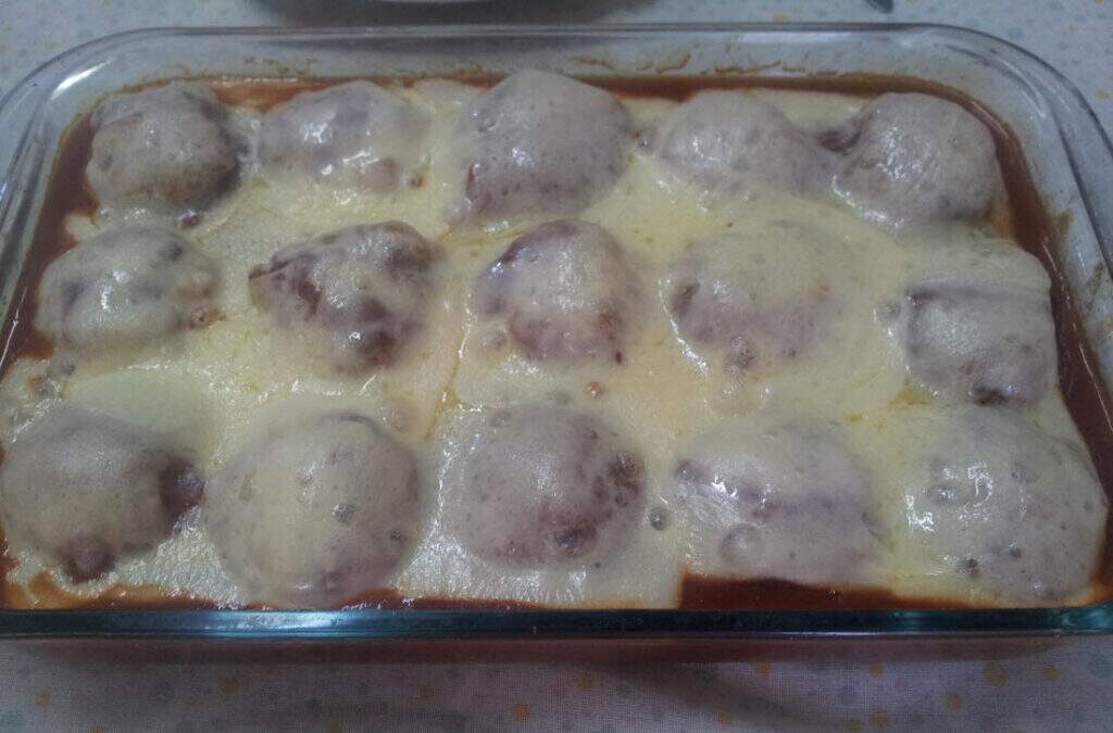 Almôndegas gratinadas ao molho vermelho