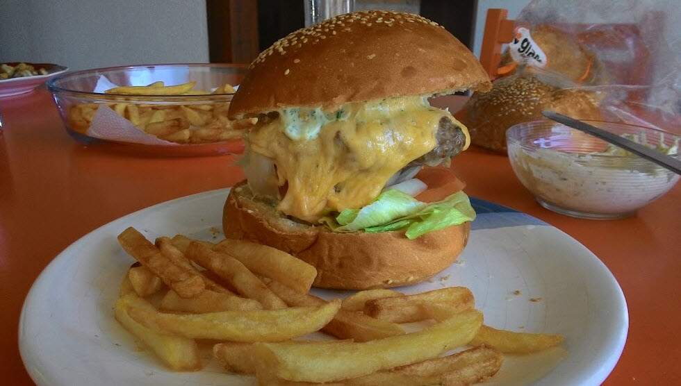 Hambúrguer caseiro com maionese verde