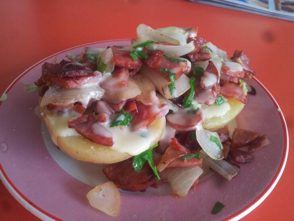 Batata recheada com calabresa e queijo minas