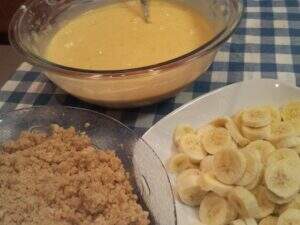Preparo da cuca de banana com farofa