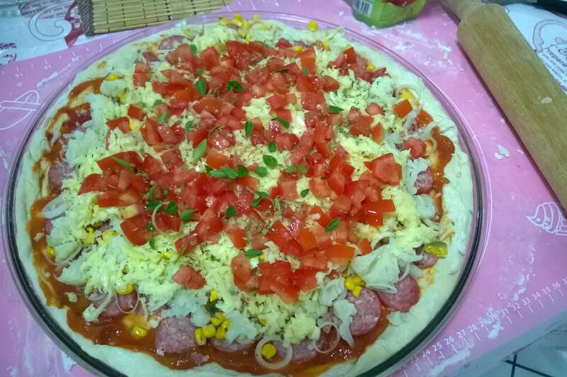 Pizza de linguiça blumenau e alho poró