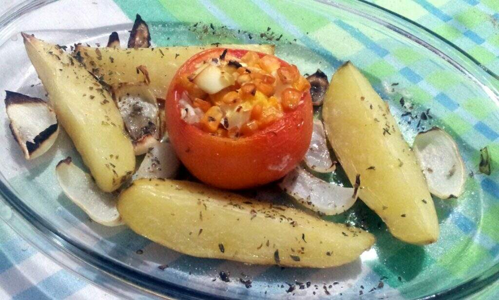 Tomate recheado e batatas assadas com azeite e orégano