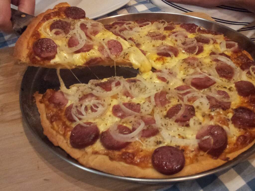 Pizza de Massa Caseira Com Calabresa Acebolada