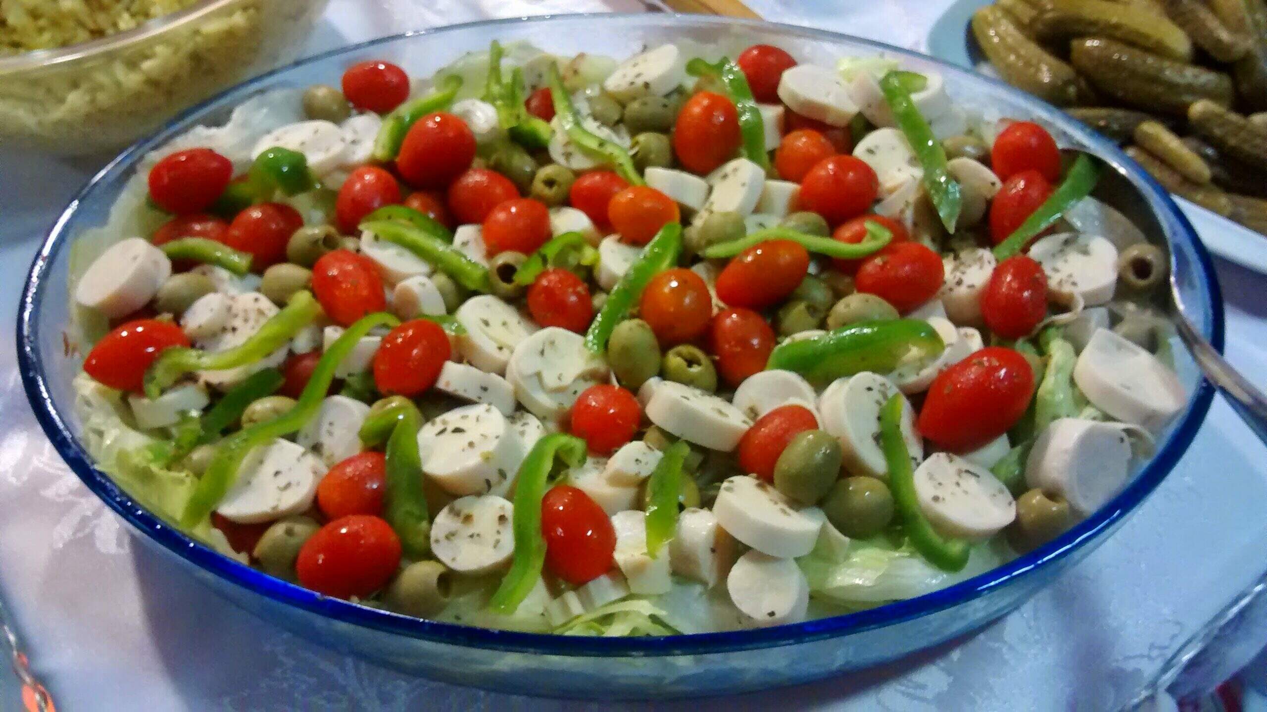 Salada à brasileira com palmito, tomate cereja e azeitonas