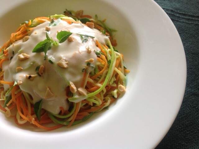“Espaguete” de legumes ao molho branco vegano