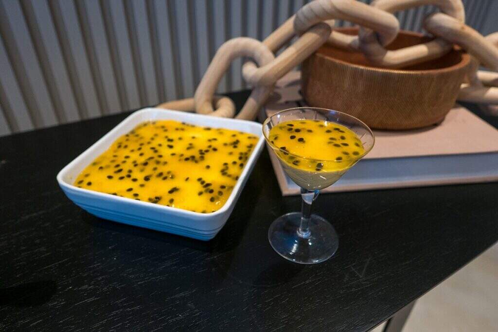 Mousse de Maracujá com Calda de Maracujá com Sementes