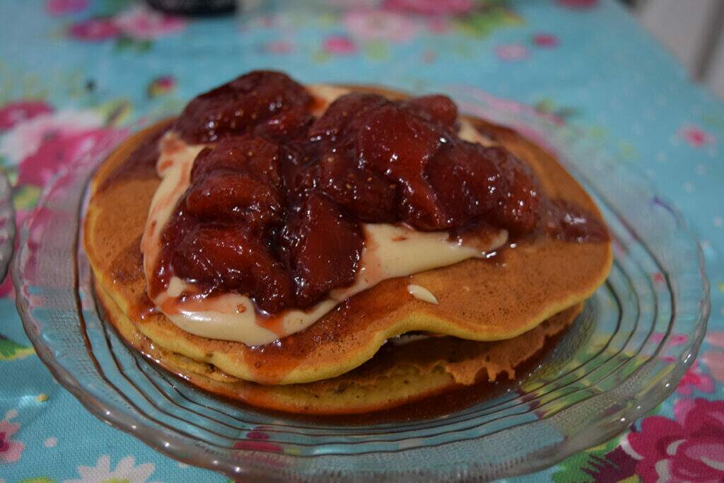 Panqueca sem lactose com calda de morango