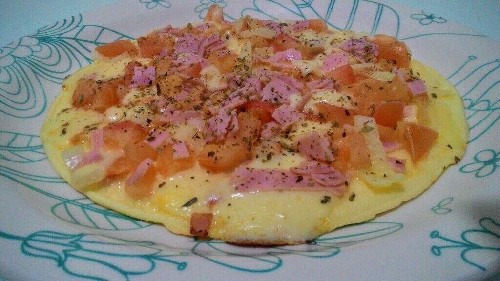 Pizza de Crepioca com presunto, queijo e tomate