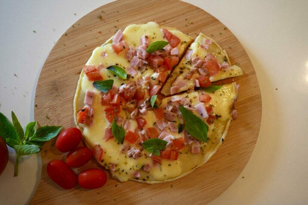 Pizza de Crepioca com presunto, queijo e tomate