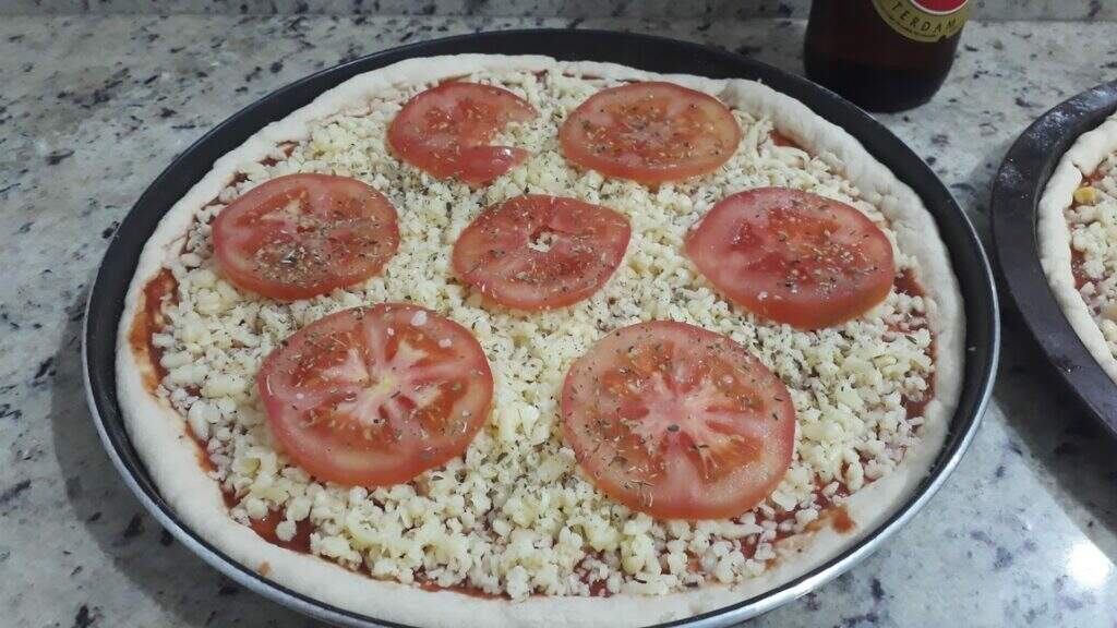 Pizza marguerita com massa caseira