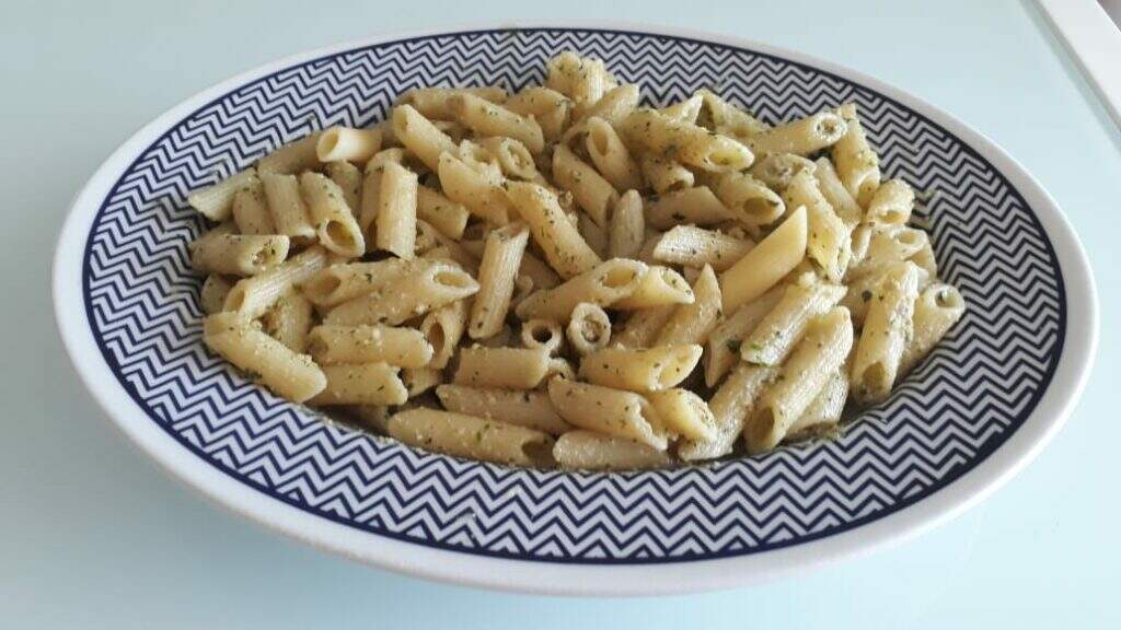 Macarrão ao molho pesto