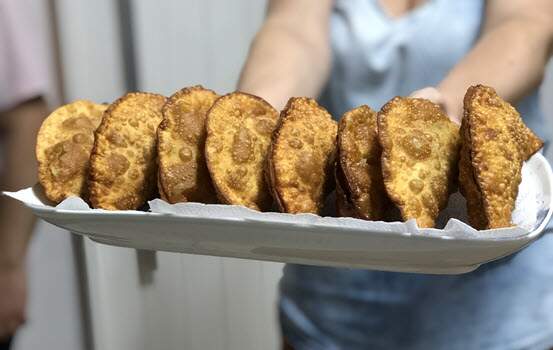 pastel de mortadela, queijo mussarela, cebola e orégano