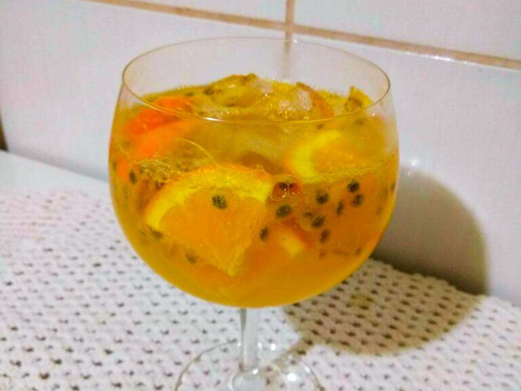 Gin tropical com frutas cítricas