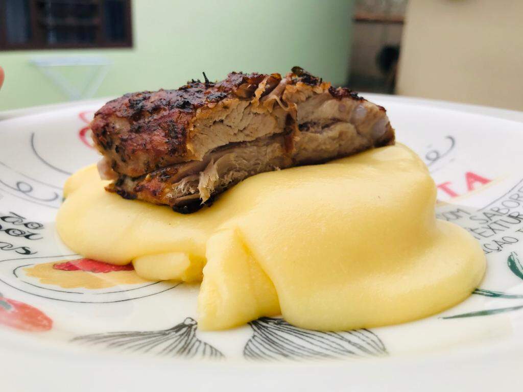 Polenta com costelinha de porco