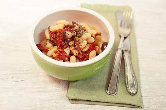 Salada de feijão branco com tomate seco