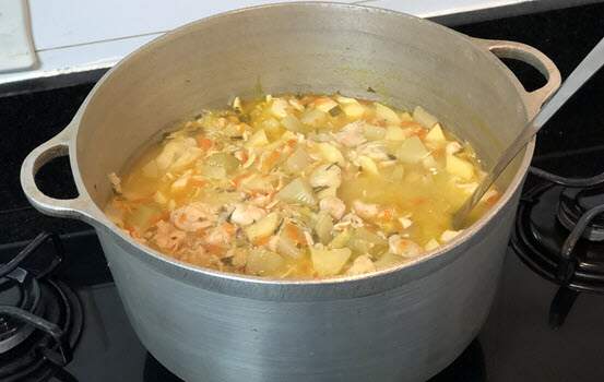 sopa de frango e legumes fácil