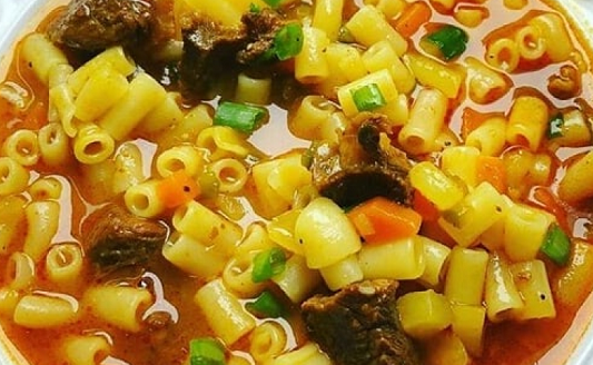 Sopa de carne moída com macarrão e legumes