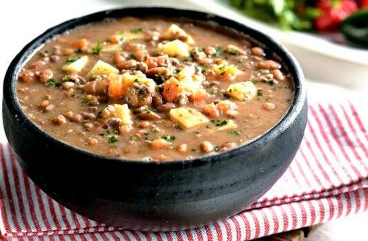 Sopa de feijão fradinho com legumes