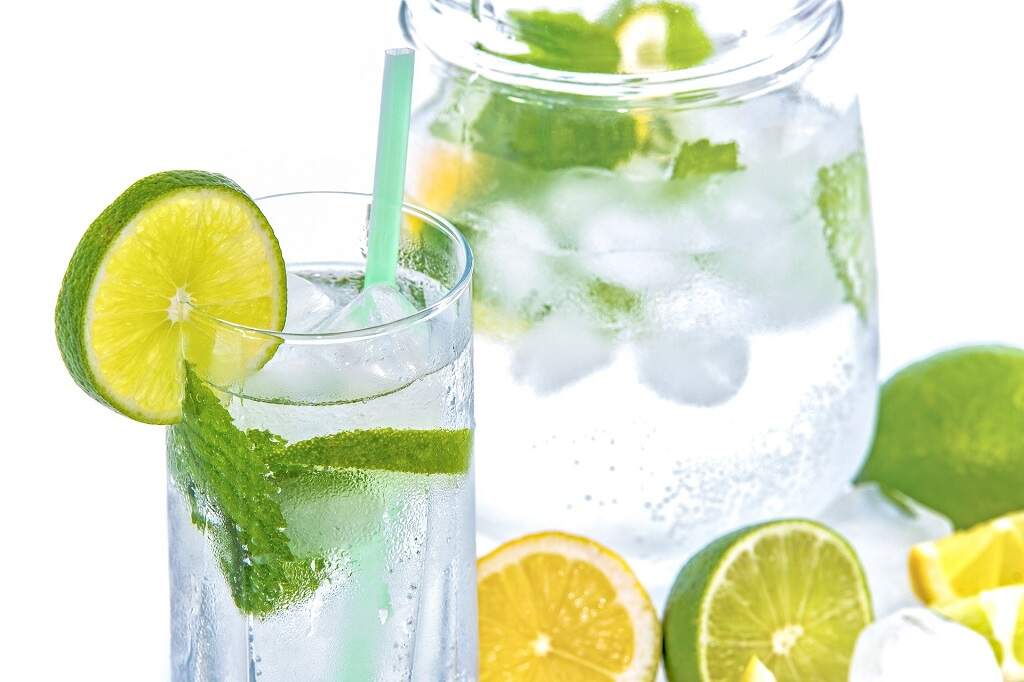 06 receitas de drinks sem álcool para beber sem moderação