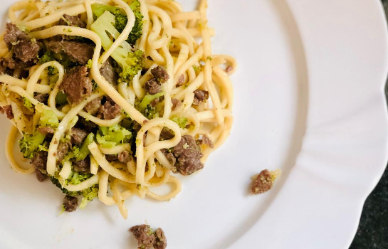 Macarrão Talharim com Brócolis e Tiras de Filé Mignon