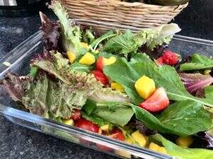 salada-colorida-com-frutas-e-folhas