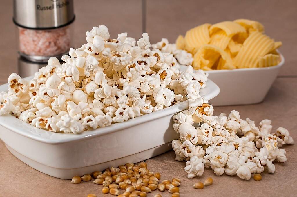 Receitas fáceis de pipoca para curtir um cinema em casa