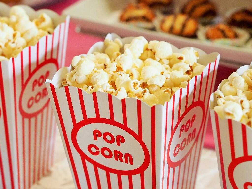 Receitas fáceis de pipoca para curtir um cinema em casa