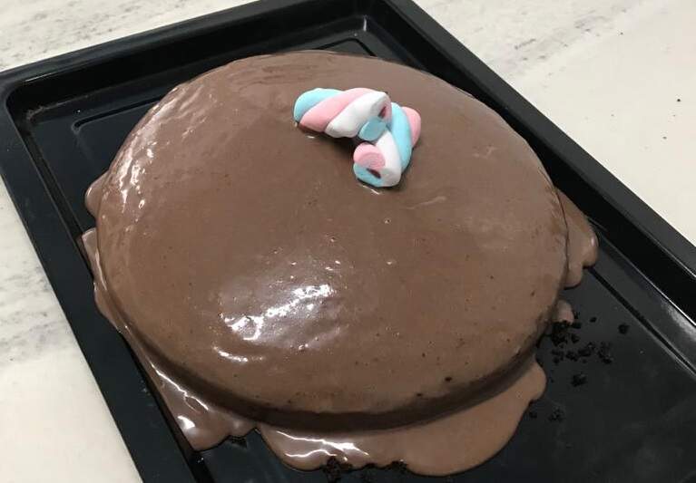 Bolo de cacau sem glúten com ganache de chocolate