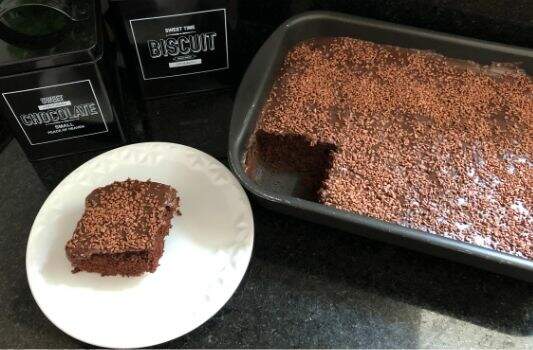 bolo de chocolate com cobertura de brigadeiro 01