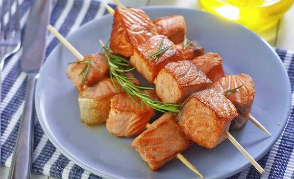 Receita de espetinho de peixe com molho de laranja