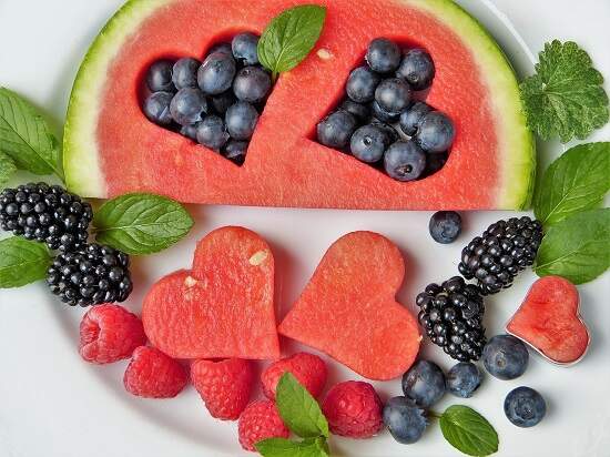 frutas picadas são uma opção de lanche para a criançada