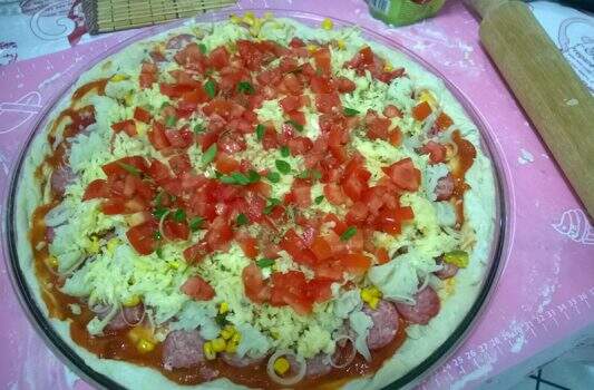 Pizza de linguiça blumenau e alho poró