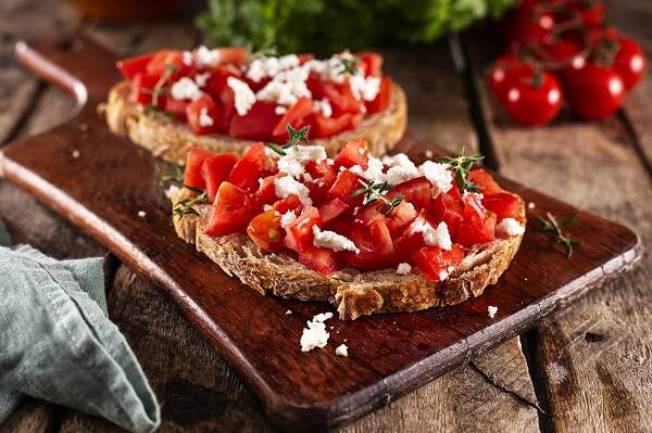 Receita de bruschetta com queijo branco e tomate