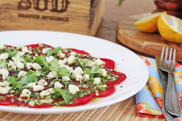 Receita de carpaccio de beterraba com molho pesto