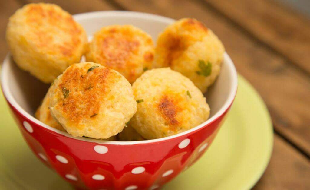 Receita de bolinho de arroz recheado com queijo e calabresa