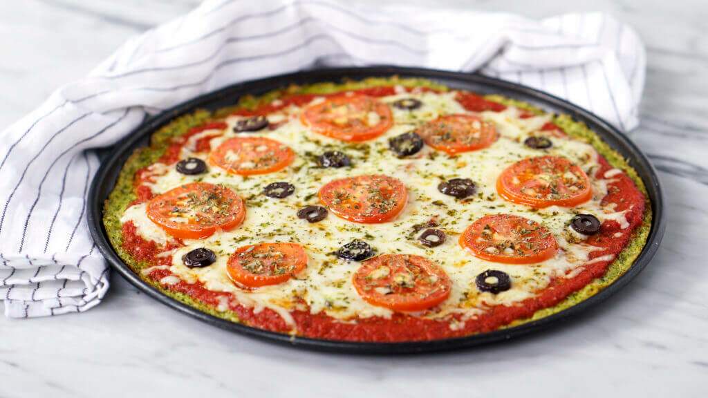 Pizza com massa de brócolis