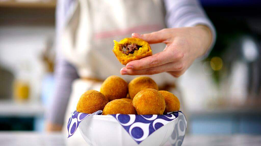 Receita de pão de queijo de abóbora recheado com carne seca