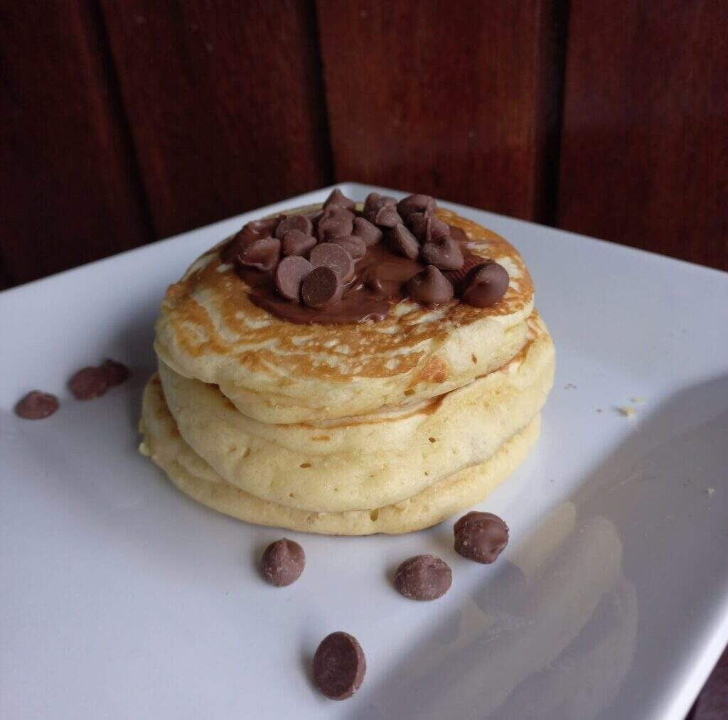 Panqueca americana com Nutella e gotas de chocolate