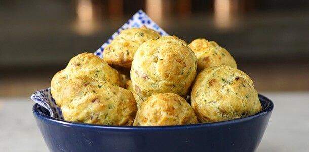 Receita de pão de queijo francês com bacon