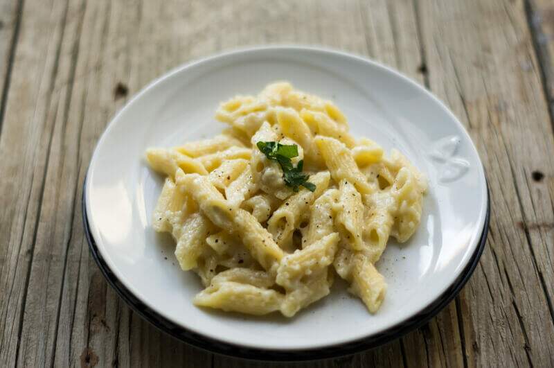 Receita de penne com molho de queijo