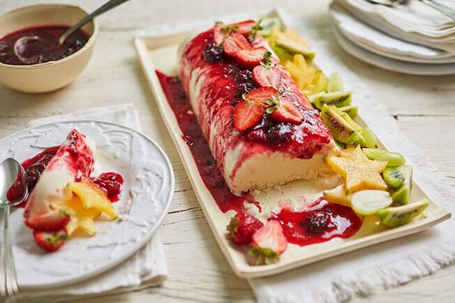 Receita de bolo de sorvete com calda de frutas vermelhas