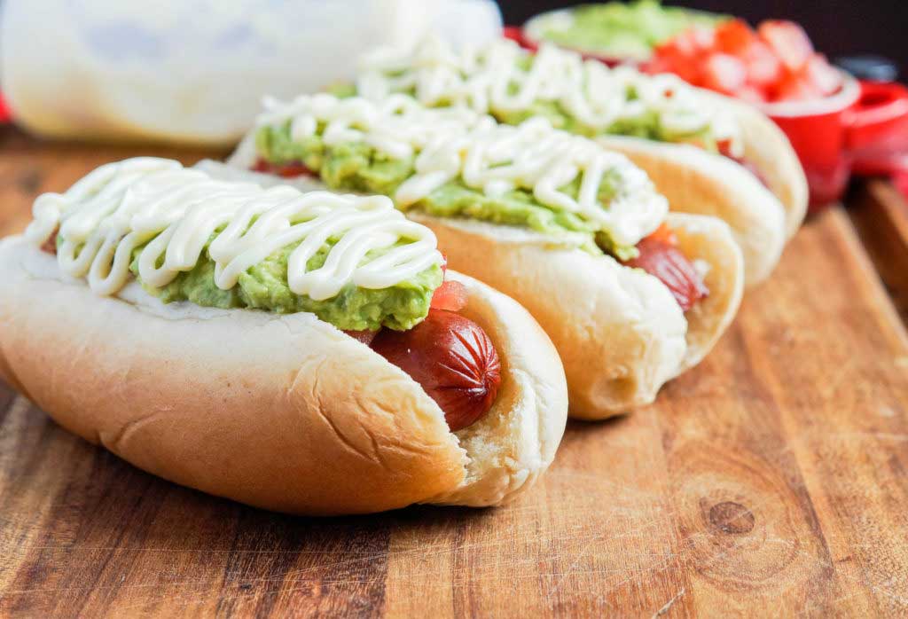 Receita de cachorro-quente com guacamole e chips de batata-doce