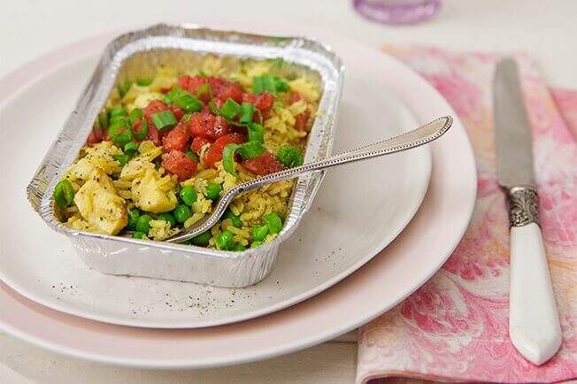 Receita de galinhada com ervilha com saladinha de tomate