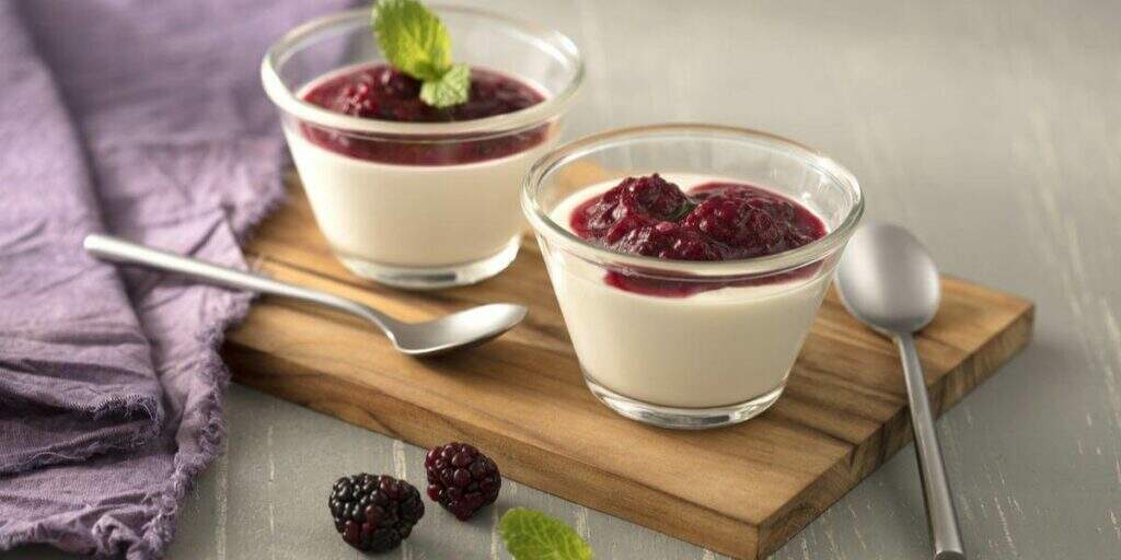 Receita de panna cotta com calda de amora