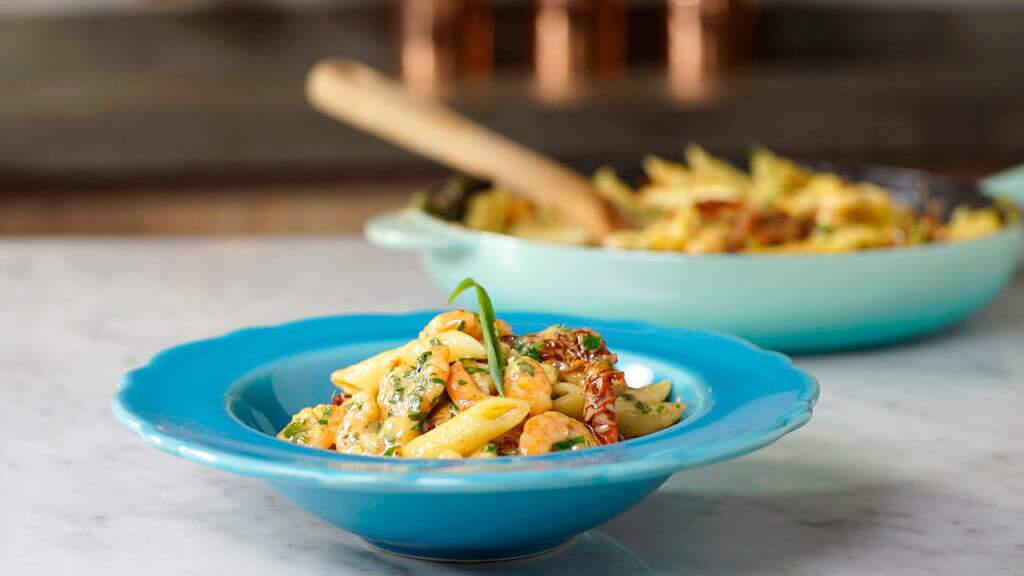 Receita de penne cremoso com camarões e queijo