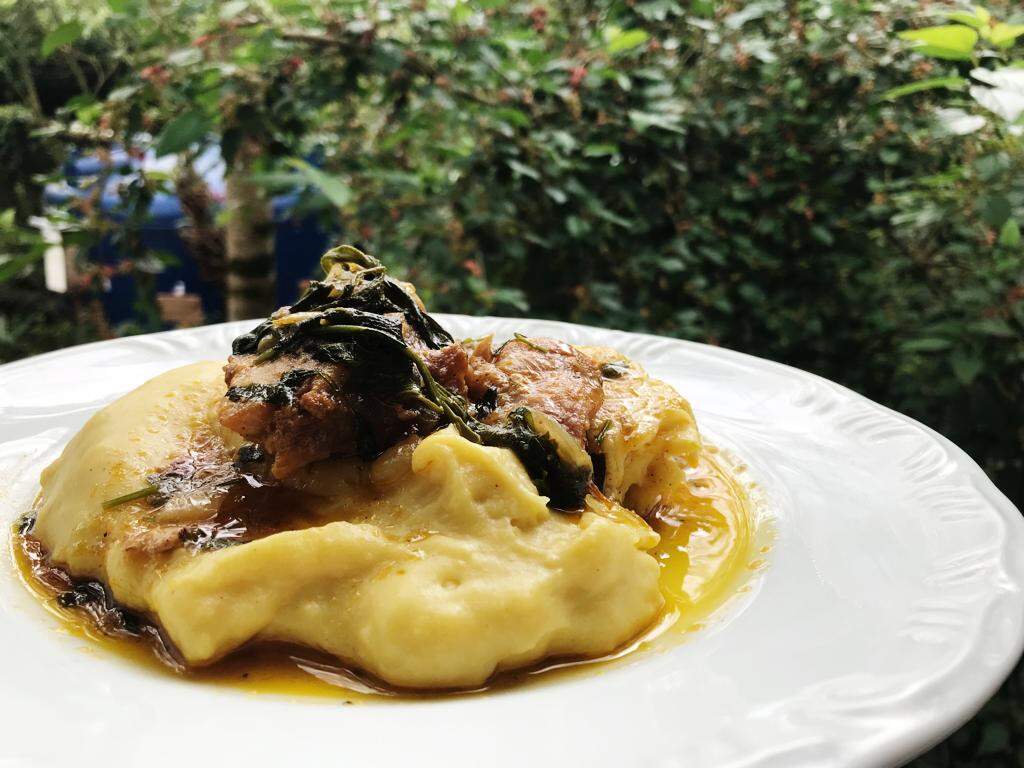 Polenta com molho de galinha caipira